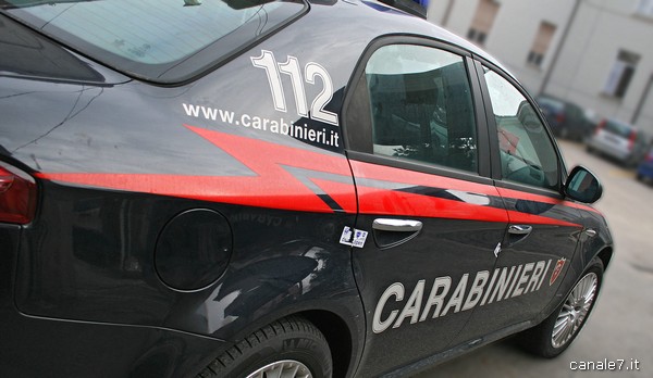 Forza il blocco, investe e aggredisce i Carabinieri: arrestato