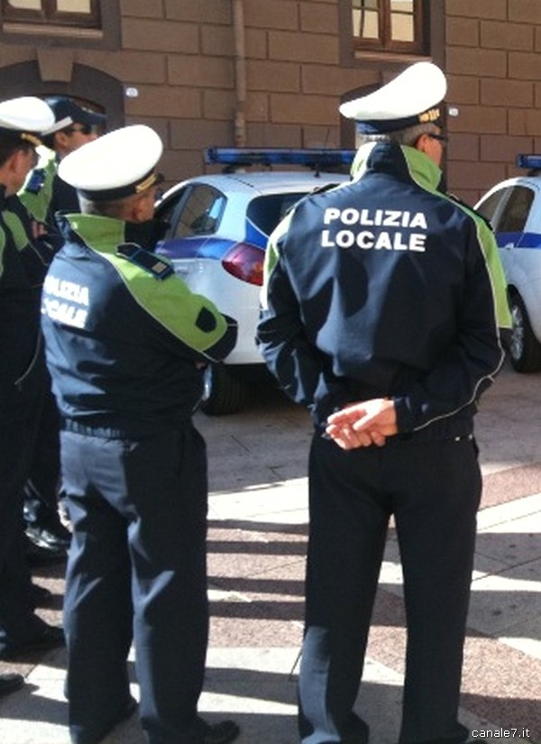 Sperlonga, cane chiuso in auto per ore. Denunciato il proprietario