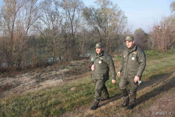 Discarica abusiva nei presso del Lago di Fondi. Immondizia e rifiuti inceneriti