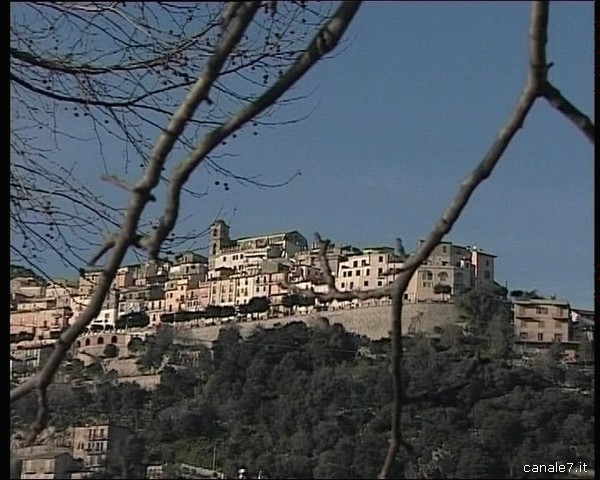 Monte San Biagio. Semaforo alla stazione, stop alle auto