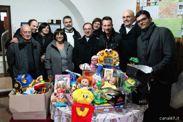 consegna giocattoli 2012 (x evento Natale in Festa 2013)_comp