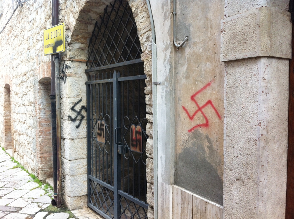 Fondi,Oltraggiato il quartiere ebraico con scritte antisemite. Lo sdegno del Sindaco De Meo