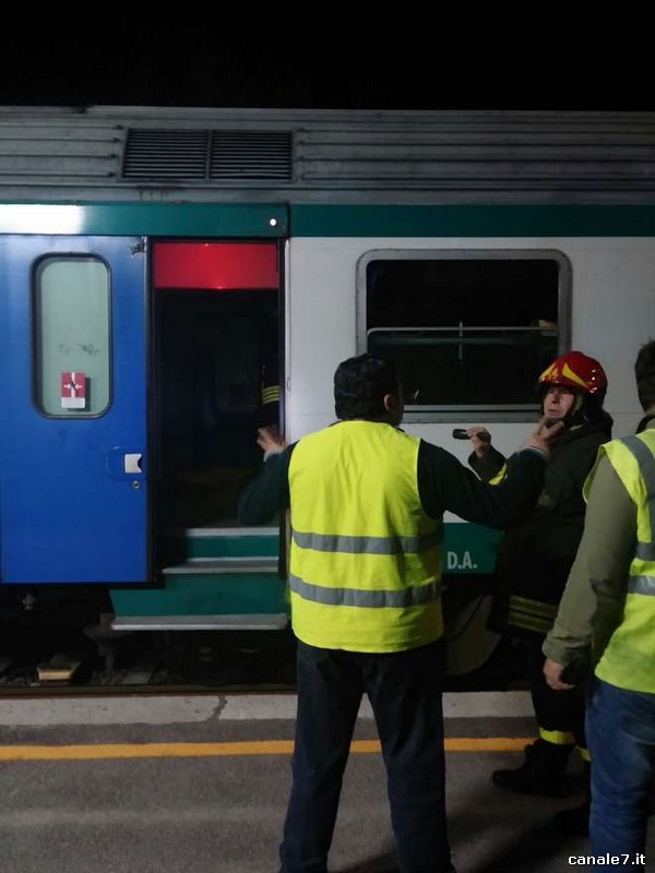 Itri, prende fuoco una carrozza del treno, convoglio evacuato