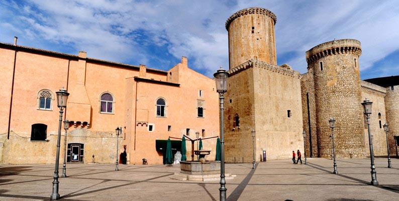 Veduta piazza Fondi (Palazzo e Castello Caetani)