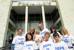 Il flash mob del Papa paga bolletta a pensionata