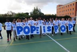 Rebibbia, flashmob “POPE IS POP” delle detenute: cattoliche e musulmane danzano insieme per il Papa