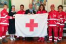 Esposta in Comune bandiera della Croce Rossa Italiana – Domenica 14 Maggio 2017 manifestazione C.R.I. nel Teatro all’aperto di piazza Alcide De Gasperi