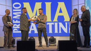 Premio Mia Martini 2023-Antonino consegna il premio Evergreen-foto autorizzata