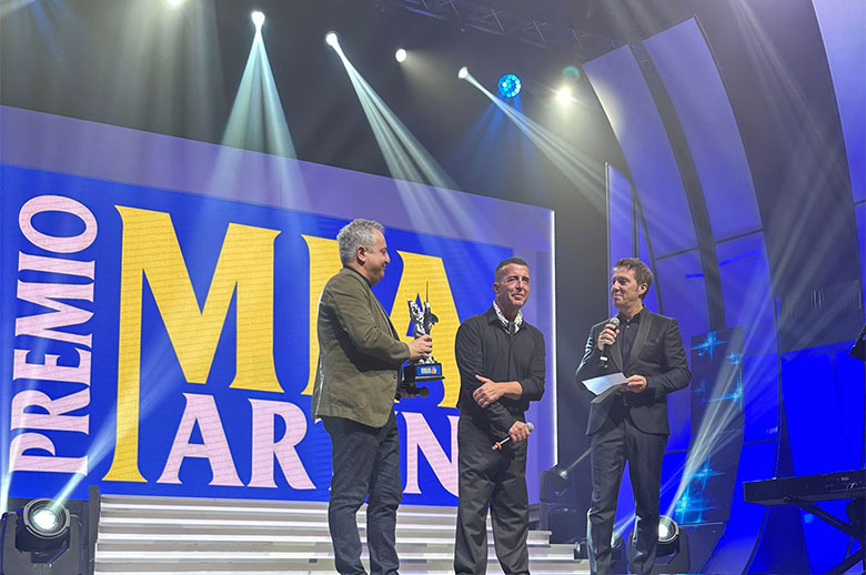 Il Sindaco consegna a Franco Ricciardi il Premio Mia Martini 2023-Sul palco con il conduttore Savino Zaba- foto by RECmedia